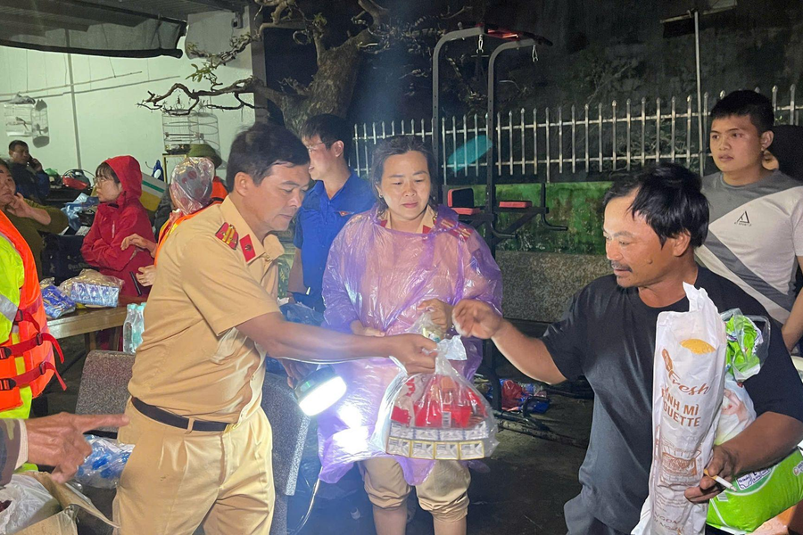 Những chuyến xe hàng hóa cứu trợ của Hoa Sen đến với bà con Khánh Hòa, Đắk Lắk, Gia Lai