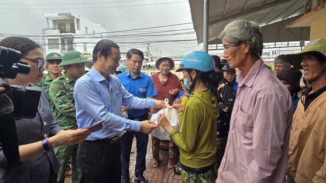 Phó Bí thư Đảng ủy MTTQ, các đoàn thể Trung ương Nguyễn Thái Học động viên bà con Tuy An Đông sau mưa lũ