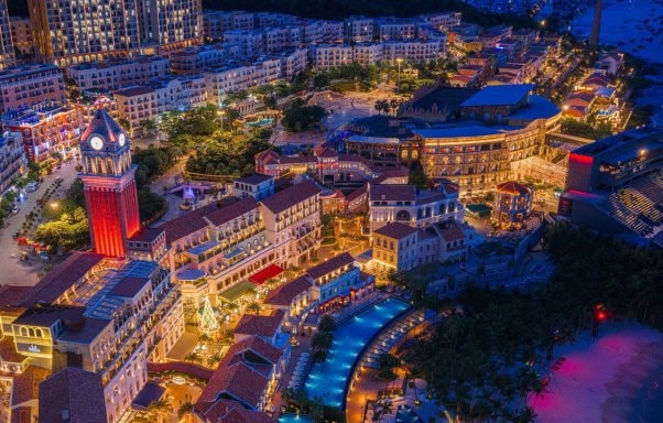 Hàng nghìn du khách hòa trong lễ thắp sáng cây thông tại Phú Quốc