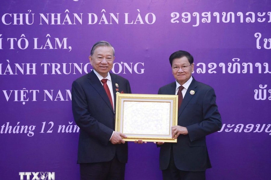 Trao tặng Huân chương Vàng Quốc gia của Lào cho Tổng Bí thư Tô Lâm