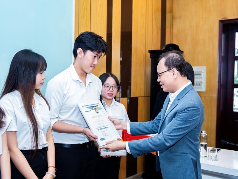 Eximbank trao học bổng trị giá 300 triệu đồng cho sinh viên Đại học Kinh tế TP Hồ Chí Minh