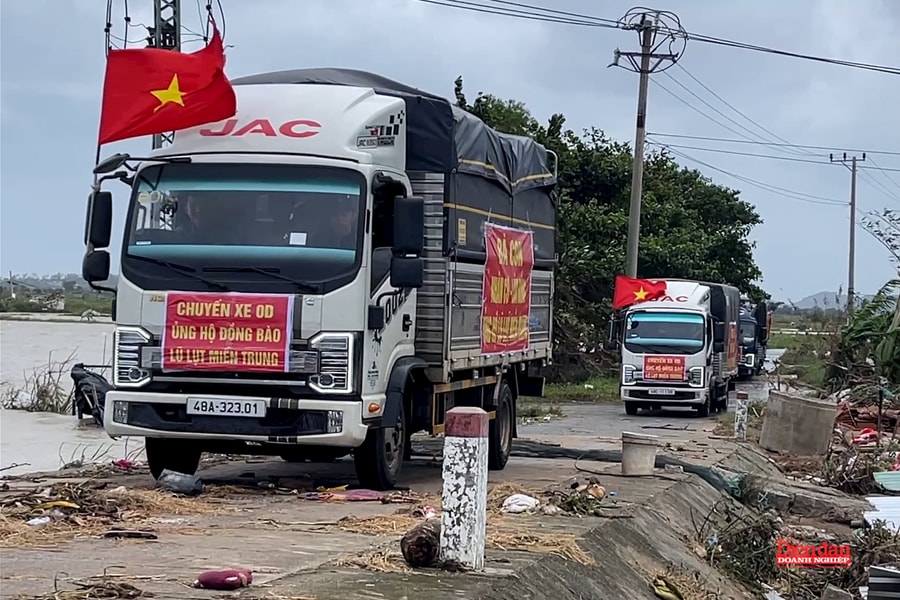 Doanh nghiệp, doanh nhân hướng về đồng bào lũ lụt