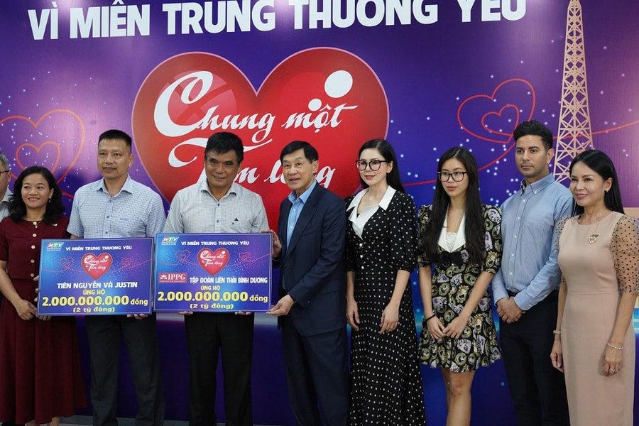 Gia đình doanh nhân Johnathan Hạnh Nguyễn ủng hộ đồng bào miền Trung 10 tỷ đồng