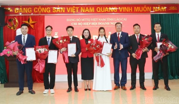 Chi bộ Hiệp hội Doanh nghiệp tỉnh Lào Cai kết nạp mới 6 đảng viên