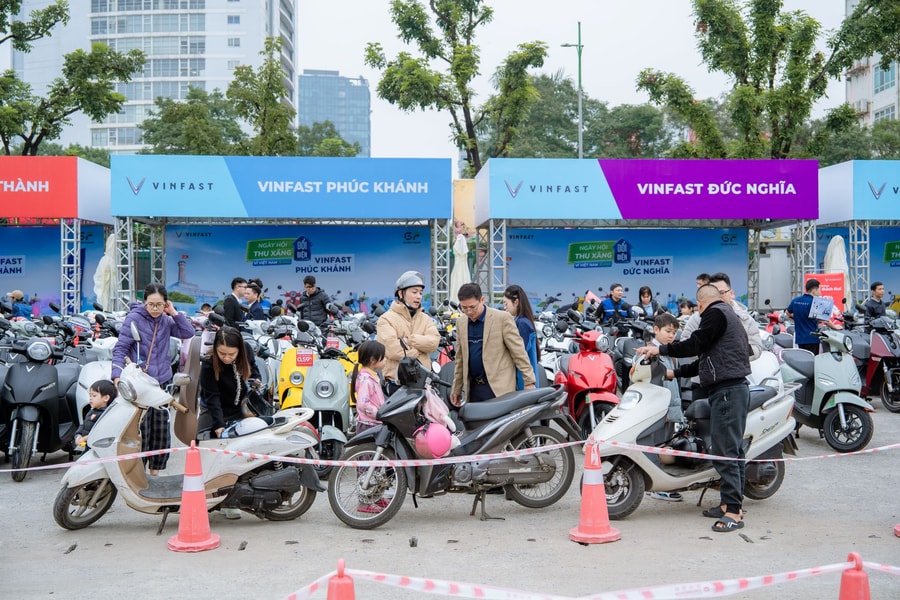 Người Hà Nội nô nức chọn xe điện VinFast tại “Ngày hội Thu xăng đổi điện”