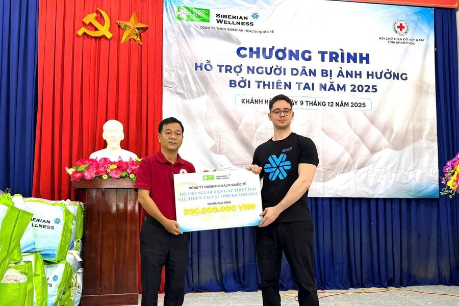 Siberian Wellness tặng gói quà tặng trị giá 500 triệu đồng cho người dân vùng lũ Khánh Hòa