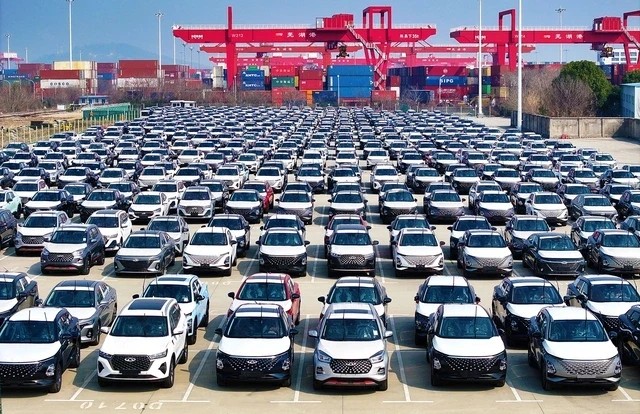 Năng lực dư thừa, xe xăng Trung Quốc “trút” xuống đâu?