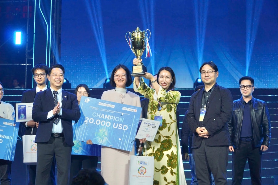 TECHFEST Việt Nam 2025: đội Growlab đạt giải Quán quân