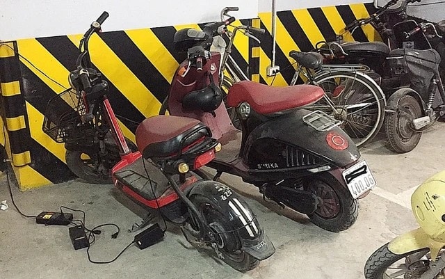 Sạc pin xe điện ở chung cư: Cấm thì dễ, gỡ vướng mới khó