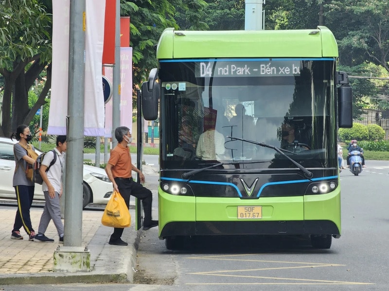 Hà Nội và bài toán cơ chế cho lộ trình “xanh hóa” xe buýt