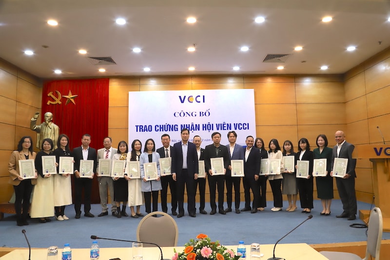 VCCI trao chứng nhận hội viên chính thức đợt 2/2025