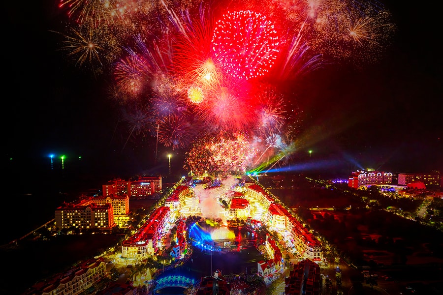 Không khí countdown 2026 rực rỡ ánh sáng, rộn ràng âm thanh và rạo rực cảm xúc tại các trung tâm lễ hội “họ Vin”