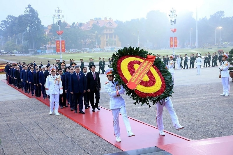 Đoàn đại biểu dự Đại hội XIV của Đảng vào Lăng viếng Chủ tịch Hồ Chí Minh