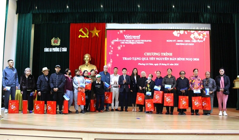 Vietravel Chi nhánh Hải Phòng: Trao quà Tết cho các gia đình có hoàn cảnh khó khăn