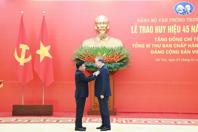Tổng Bí thư Tô Lâm nhận Huy hiệu 45 năm tuổi Đảng