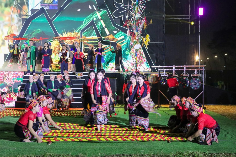 Sắc Xuân bừng sáng giữa miền Tây xứ Nghệ