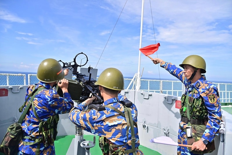 Mùa Xuân trên những cánh sóng: Gác niềm riêng vì biển đảo quê hương