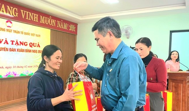 Phó Bí thư Đảng ủy MTTQ, các đoàn thể Trung ương Trần Thắng thăm, tặng quà Tết cho hộ nghèo trên địa bàn tỉnh Quảng Trị