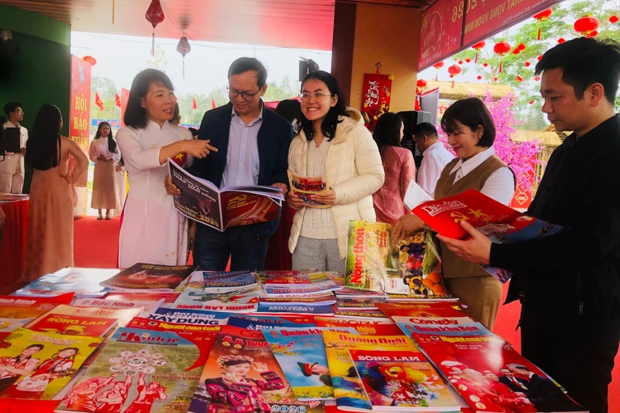 Đặc sắc Hội báo Xuân Bính Ngọ và Triển lãm ảnh tại Nghệ An