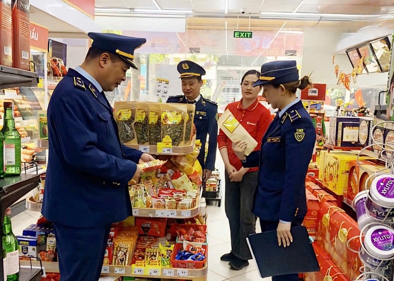 Quyết liệt siết chặt "hàng rào" an toàn thực phẩm cho khách du xuân