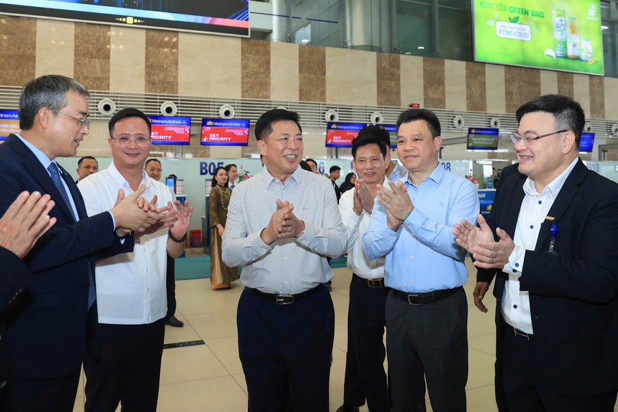 Bộ trưởng Trần Hồng Minh thị sát các loại hình vận tải chiều 29 Tết, yêu cầu bảo đảm đi lại thuận tiện cho nhân dân