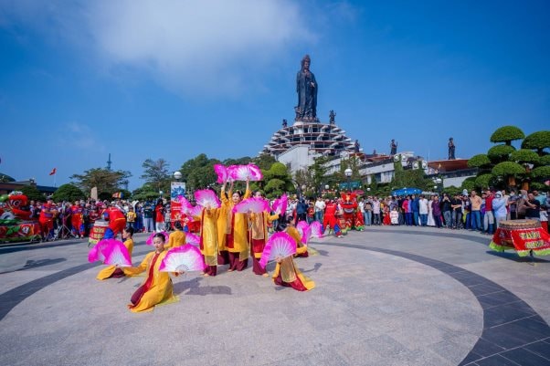 Không khí lễ Hội xuân Bà Đen bùng nổ ngày đầu xuân mới