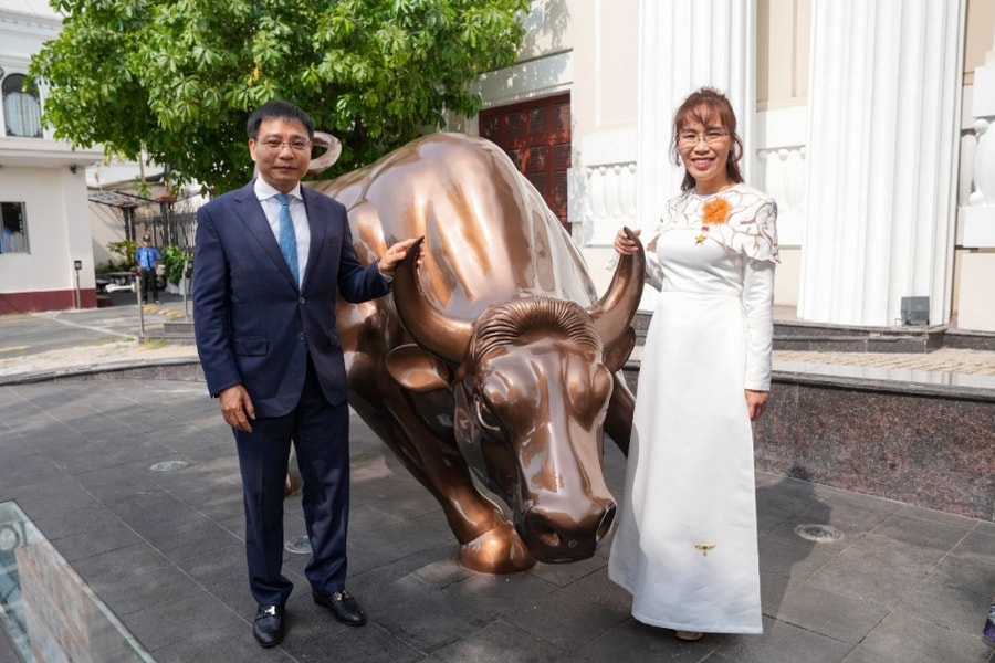 Tỷ phú Nguyễn Thị Phương Thảo và Bộ trưởng Tài chính Nguyễn Văn Thắng đánh cồng khởi động HOSE, thị trường bật xanh