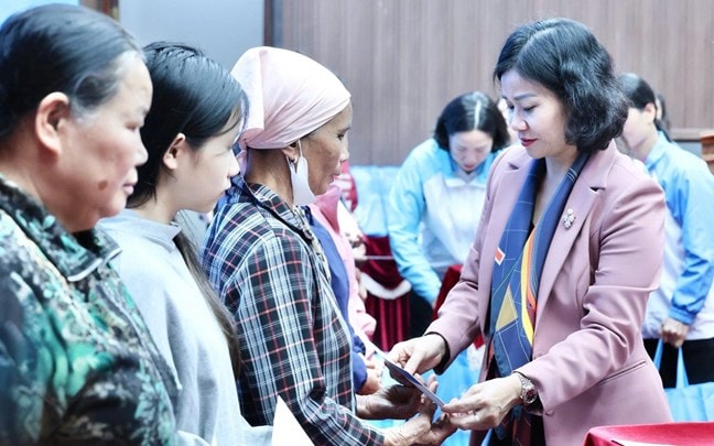 Phó Chủ tịch UBTW MTTQ Việt Nam, Chủ tịch Hội LHPN Việt Nam Nguyễn Thị Tuyến thăm, tặng quà phụ nữ và trẻ em khó khăn tại Chương Mỹ