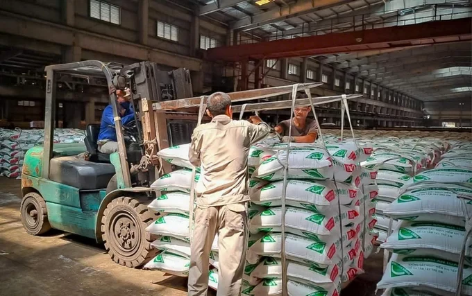 Cẩn trọng với cổ phiếu nhóm hàng hoá neo cao ở vùng đỉnh