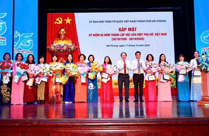 Bản lĩnh "Bông hồng thép" nơi đầu sóng