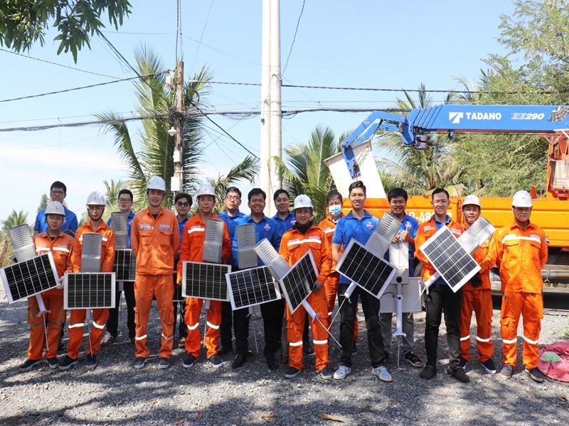 Chung tay thắp sáng các tuyến đường nông thôn tại xã Bình Hưng