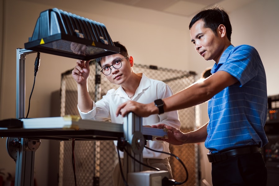 Startup từ phòng lab VinUni phát triển “bộ não” điều phối mạng lưới sạc xe điện