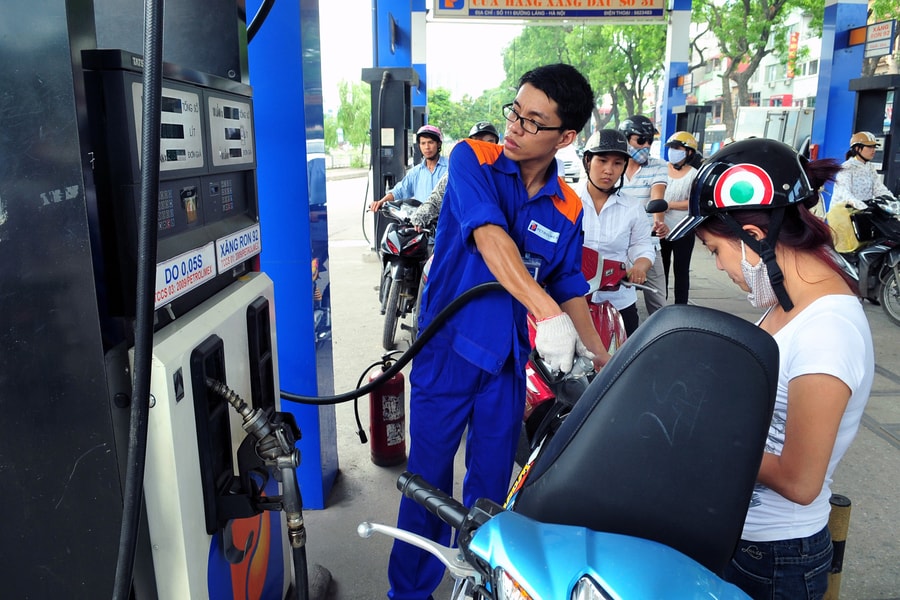 Giá xăng dầu tiếp tục biến động, RON 95 và dầu diesel tăng giá