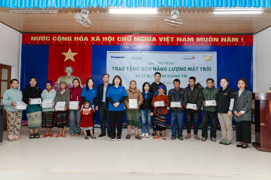 Panasonic Việt Nam cùng các bạn trẻ trao tặng 510 đèn năng lượng mặt trời cho hai xã biên giới tỉnh Quảng Trị