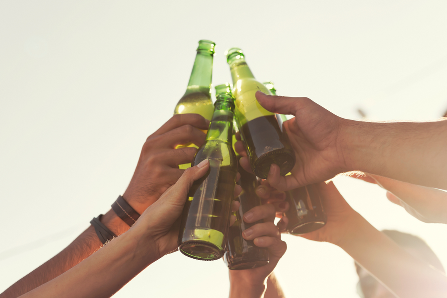 Vì sao cơ thể có thể uống nhiều bia nhưng lại nhanh “no” khi uống nước?