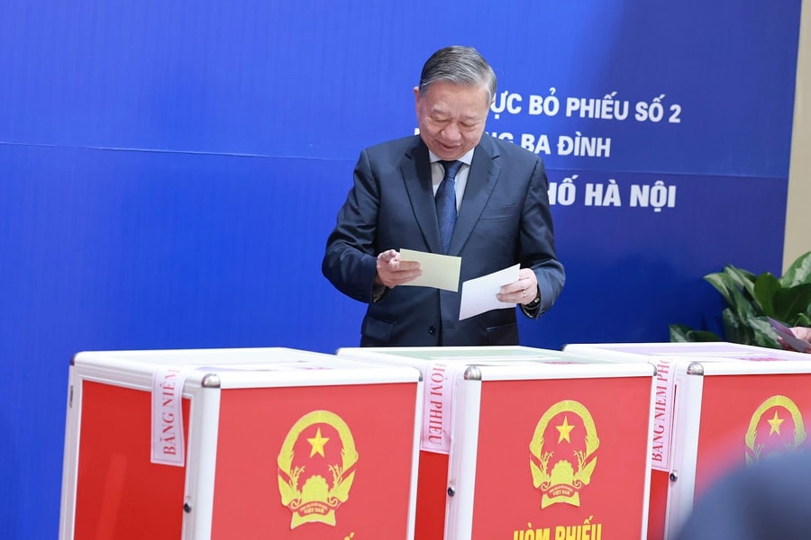 Tổng Bí thư Tô Lâm và Đoàn công tác của Trung ương bỏ phiếu bầu cử tại phường Ba Đình, Hà Nội