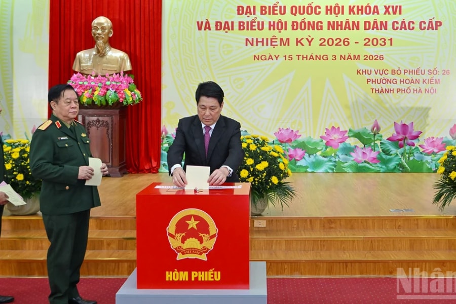 Chủ tịch nước Lương Cường bỏ phiếu bầu cử tại phường Hoàn Kiếm, Hà Nội