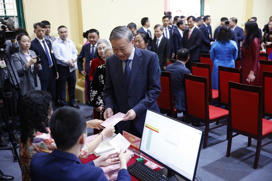 Cử tri cả nước nô nức trong ngày hội bầu cử