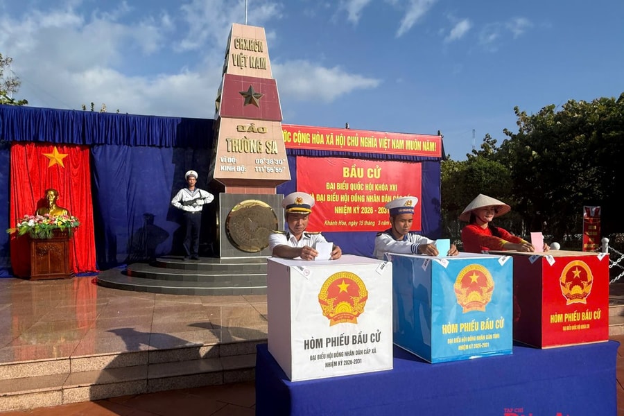 Lá phiếu giữa trùng khơi Trường Sa