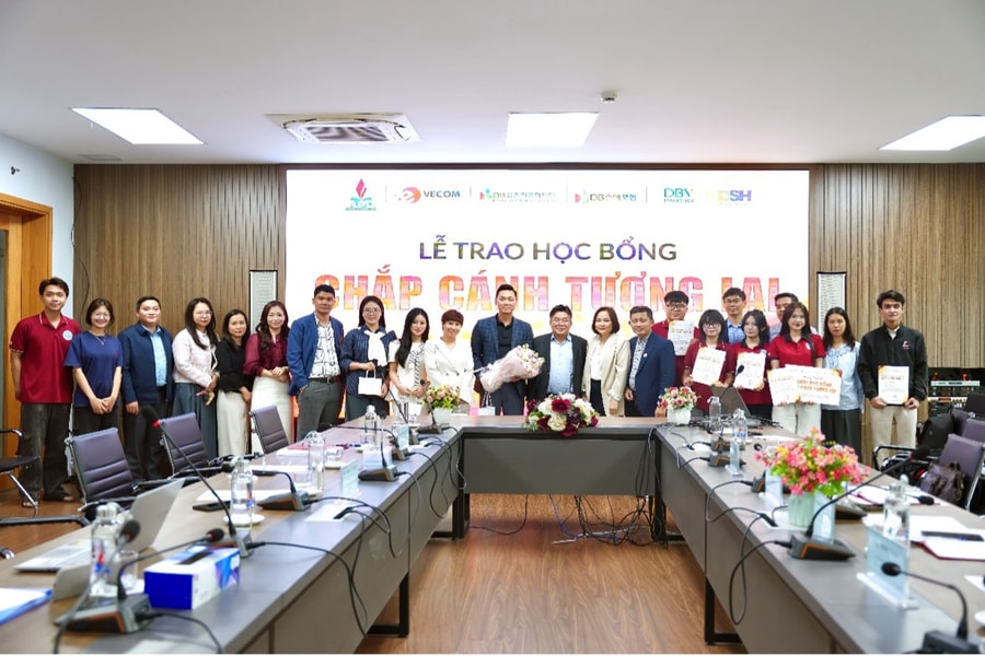 Quỹ Văn hóa DB Kim Jun Ki trao tặng học bổng cho sinh viên 9 Trường Đại học thuộc khối VECOM