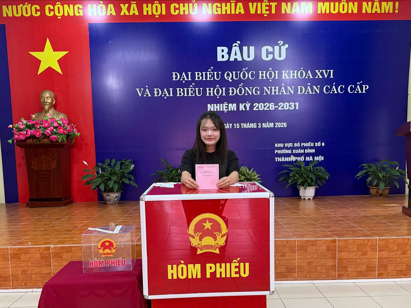Cử tri trẻ Nguyễn Hoàng Ngọc Ánh lần đầu thực hiện quyền bầu cử tại phường Xuân Đỉnh