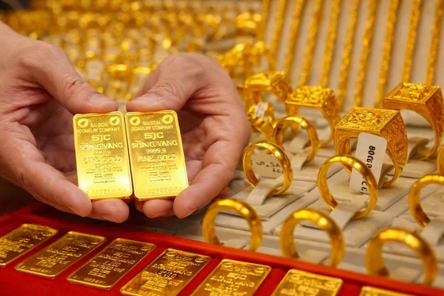 Giá vàng "lao dốc" mạnh