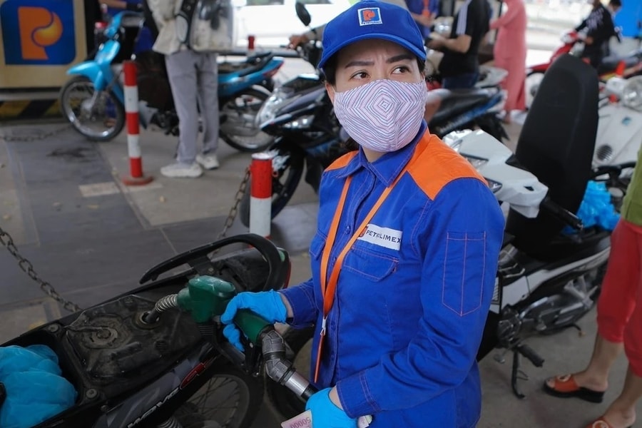 Vì sao giá xăng tăng vượt 30.000 đồng/lít