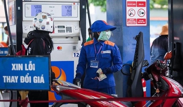 Giá xăng tăng sốc: Giảm thuế đến đâu là đủ?