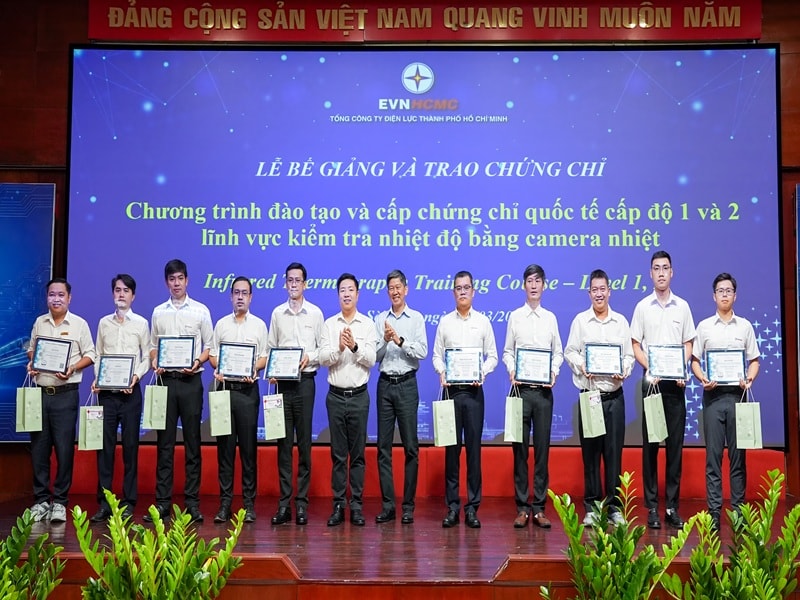Trao chứng chỉ quốc tế về camera nhiệt cho đội ngũ chuyên gia kỹ thuật EVNHCMC