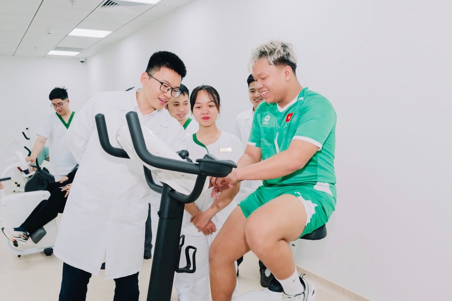 Vinmec cung cấp dịch vụ cứu thương chất lượng cao cho các trận đấu của đội tuyển bóng đá quốc gia