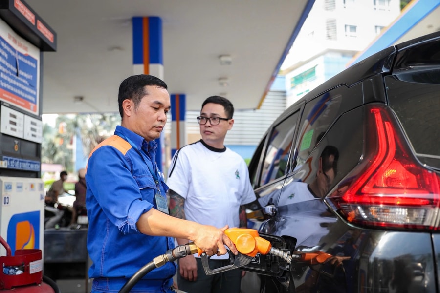 Giá xăng Ron95 giảm gần 6.000 đồng/lít, hạ xuống thấp nhất nhiều tháng qua