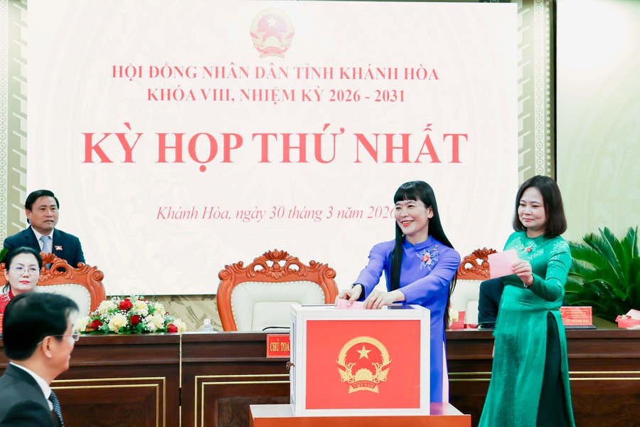 Chủ tịch Yến sào Khánh Hòa Trịnh Thị Hồng Vân nhận giấy chứng nhận Đại biểu HĐND Tỉnh khóa VIII
