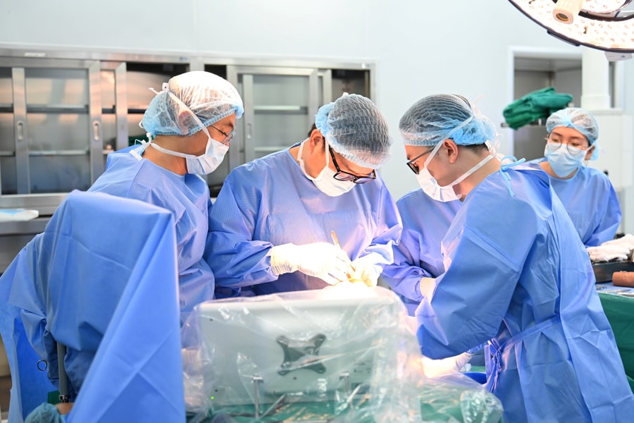 Lần đầu tại miền Trung: Vinmec Đà Nẵng thay khớp gối bằng robot, bệnh nhân tập đi ngay sau mổ
