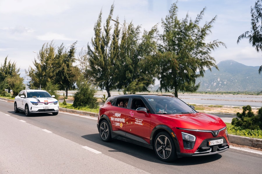 Sử dụng VinFast VF 7, chủ xe thừa nhận “không muốn quay lại xe xăng”